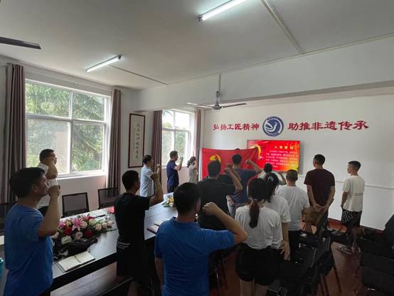 一群人在房间里描述已自动生成