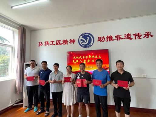 一群人站在室内合影中度可信度描述已自动生成